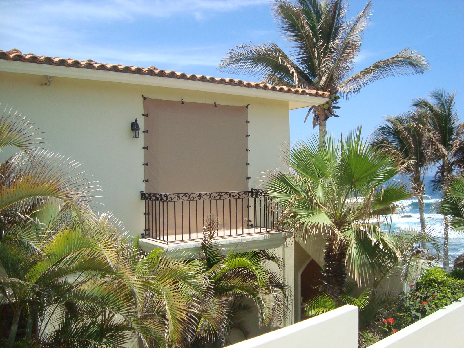 Hurricane Tarps vs. Metal Shutters: Which One Really Protects Better?