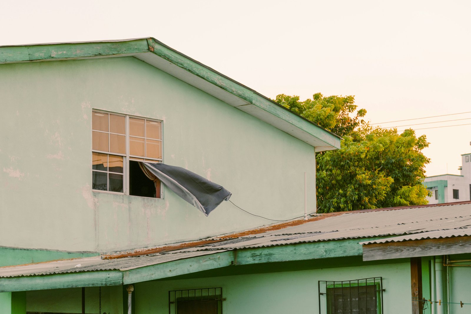Presión interna en huracanes: cómo una ventana rota puede arrancar el techo de tu propiedad en Riviera Maya