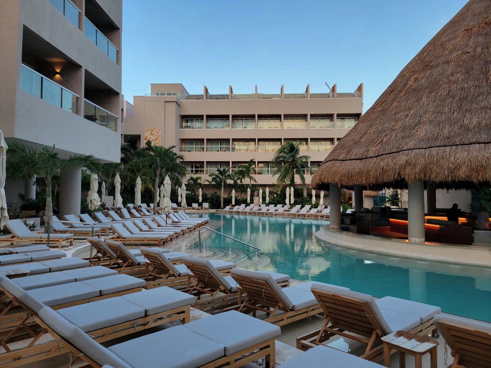Diseño anticiclónico de fachadas en Riviera Maya: guía completa para arquitectos y desarrolladores