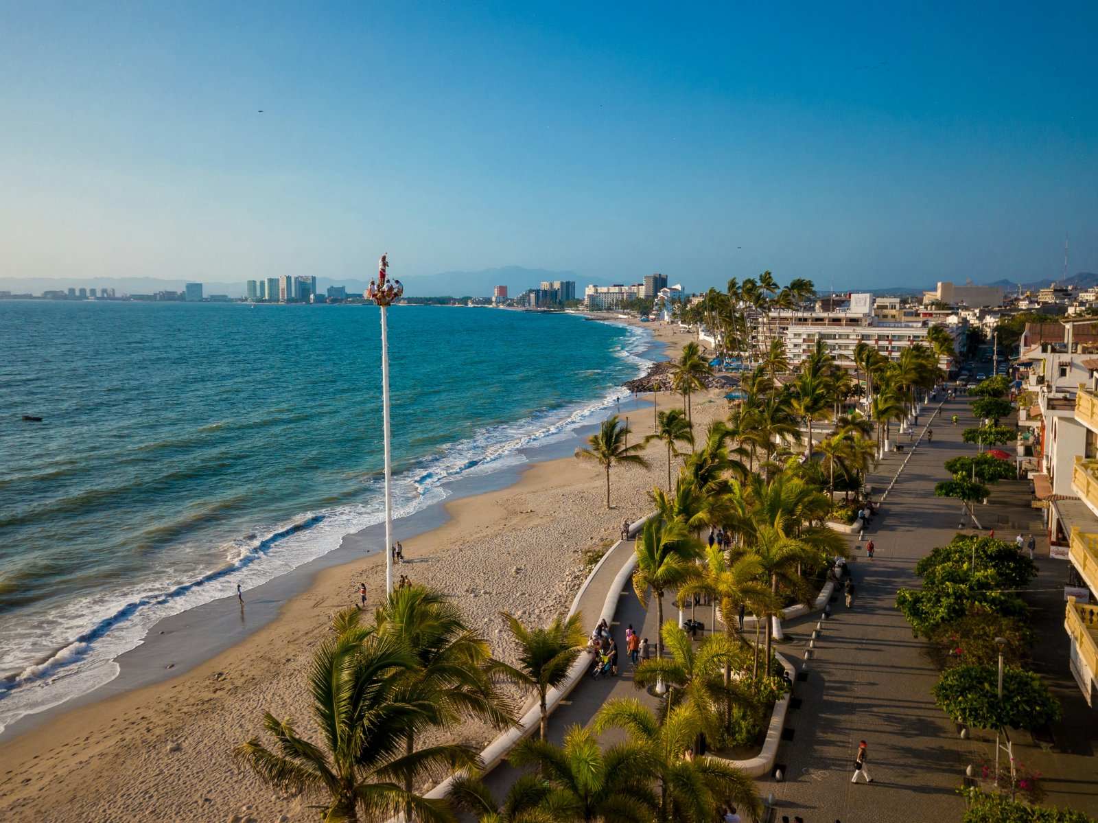 Protección Contra Huracanes en Puerto Vallarta: Requisitos Clave Por Zona Costera