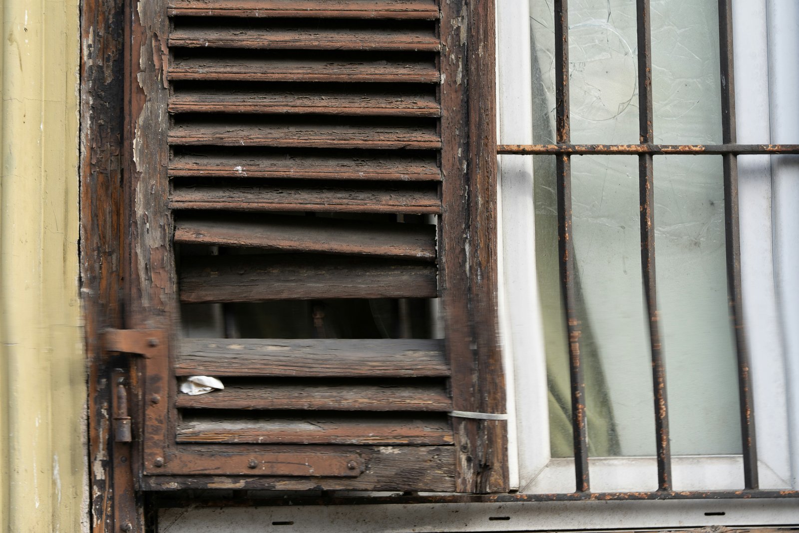 Lonas Anticiclónicas vs Shutters Metálicos: ¿Cuál Protege Mejor Realmente?
