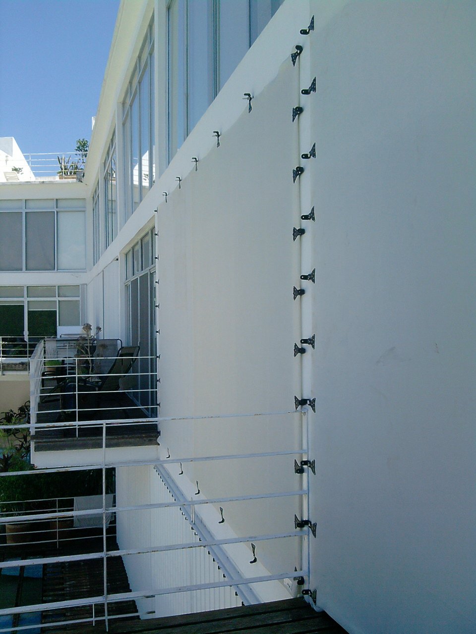 Hurricane Fabric vs. Metal Shutters in Cancún: Which Works Better for Large Homes and Hotels?