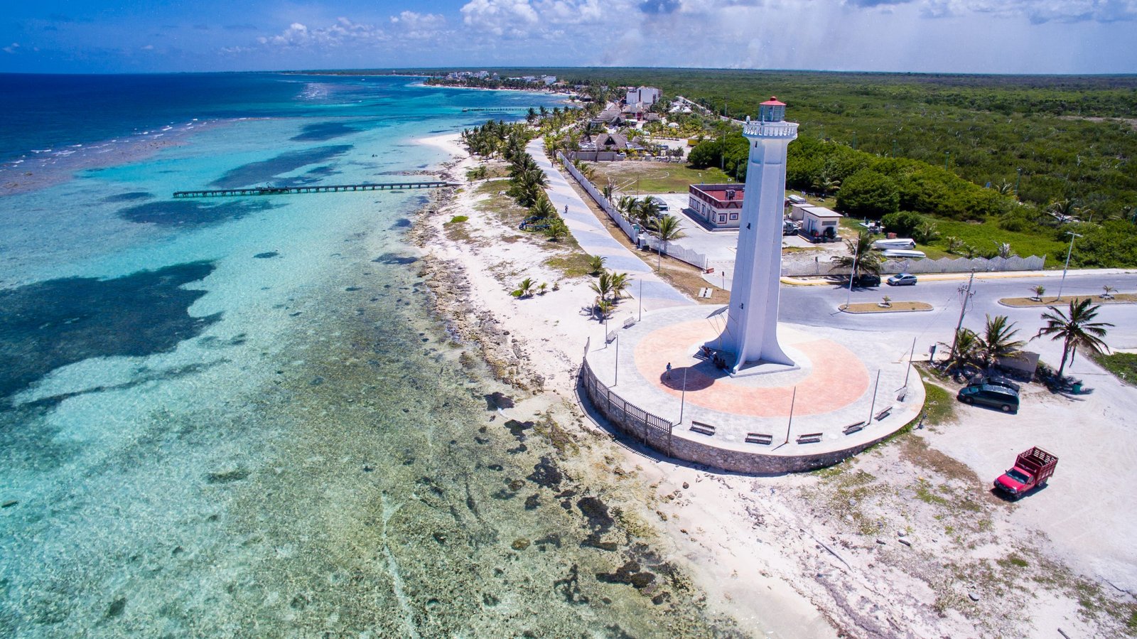 Faro de Mahahual, en la costa de Quintana Roo — una de las ubicaciones remotas e islas (Cozumel, Isla Mujeres, Mahahual) donde instalamos.
